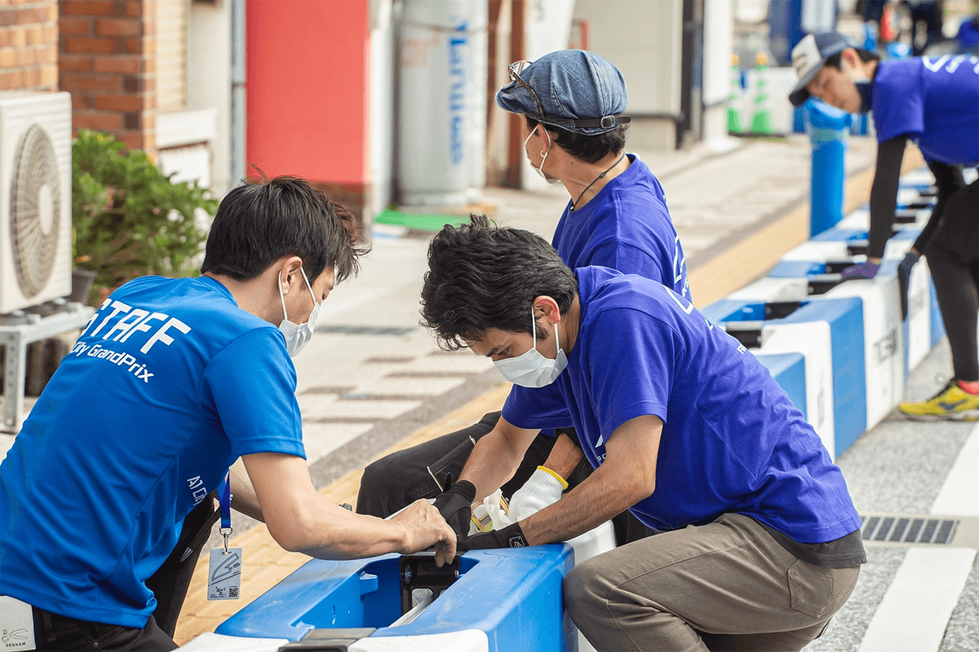 市街地レースの準備を行うスタッフ