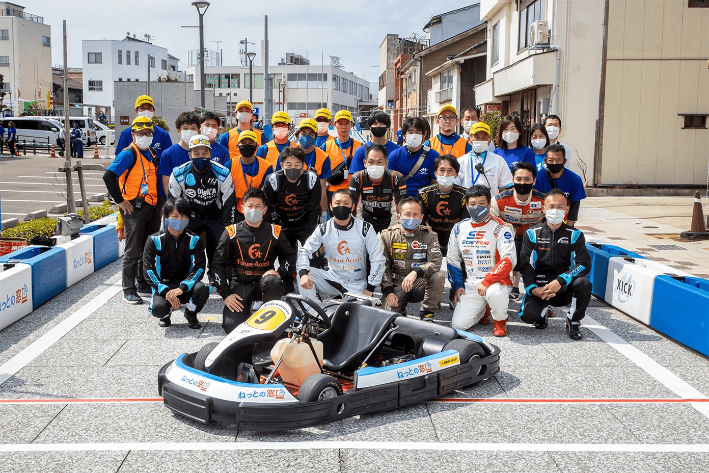 市街地レースに参加する関係者の集合